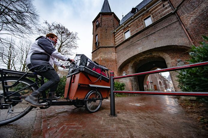 Fietshekjes bij de Broederpoort. Ze staan er nu even niet, beschadiging door een aanrijding.