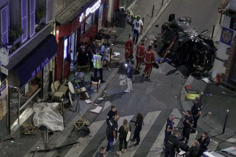 Politie en brandweer zijn aan het werk op de plek des onheils, de Bar Aux Sports in het noordwesten van Parijs. (29/07/2021)
 Beeld AFP