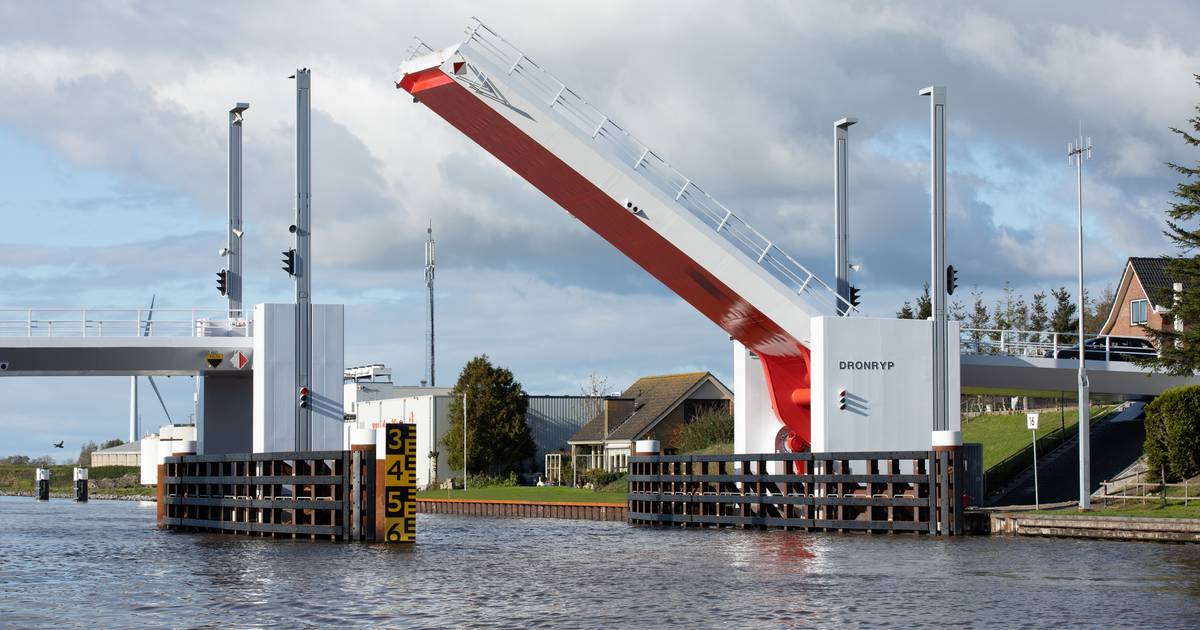 Brug bij Dronryp afgesloten vanwege scheur
