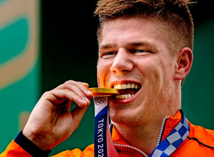 Niek Kimmann heeft zijn gouden medaille te pakken.