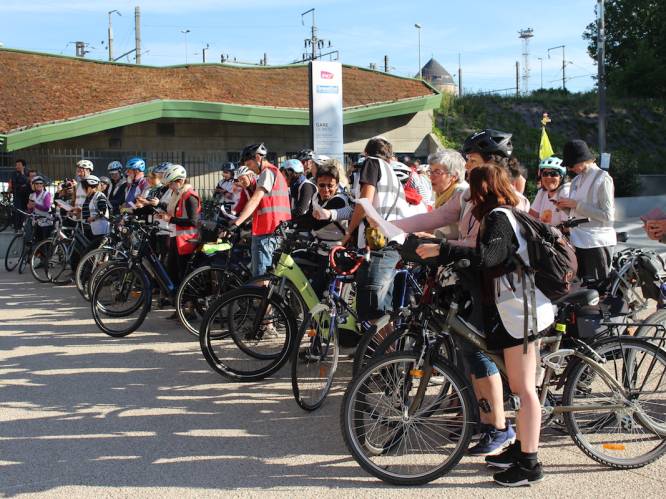 Cyclo-biblio doet Kortrijk aan, om essentiële dienstverlening van bibliotheken te promoten