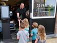 Sven Broeckx van De Frietist is het gewoon om in sneltempo frietjes te bakken. Zo maakt hij elk jaar op de laatste schooldag in één uur tijd 700 pakjes friet voor de leerlingen en leerkrachten van gemeenteschool De Regenboog.