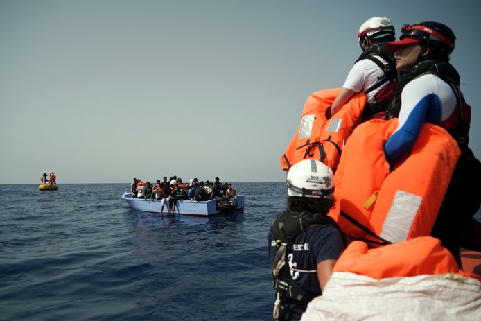 Een kleine 50 migranten werden van het houten bootje gehaald.