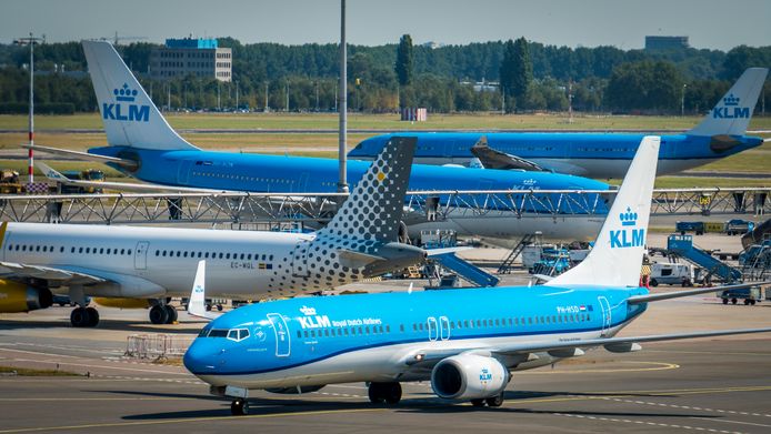 Toestellen van KLM op een pier van luchthaven Schiphol.