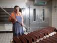 Gerrit Bak aan het werk in de bakkerij.