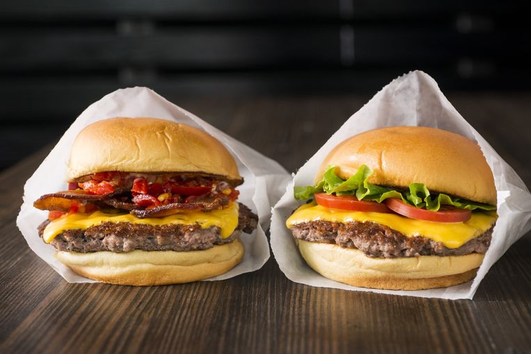 De SmokeShack, met bacon, en de ShackBurger, een cheeseburger, van Shake Shack. McDonalds introduceerde de Clubhouse, een hamburger die een beetje in de buurt komt van de broodjes van Shake Shack en Five Guys. Beeld Foto Shake Shack