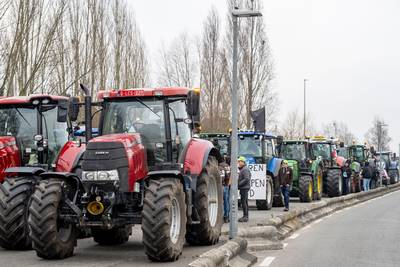 Ruim uur file op Brusselse Binnenring door boerenprotest ter hoogte van Leonard: slechts één rijstrook beschikbaar