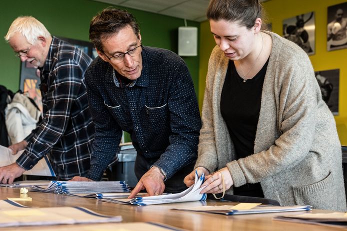 Hertellen van stemmen van de Provinciale Statenverkiezingen en Waterschapsverkiezingen in de Jan Massinkhal in Nijmegen.