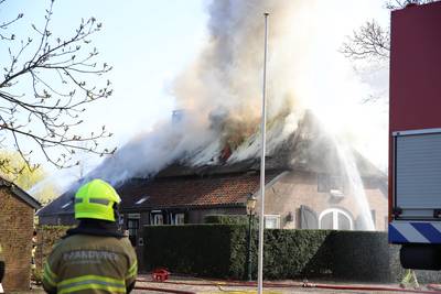 Brand in rieten kap verwoest woning in Horssen