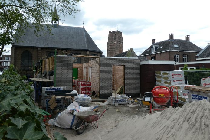 De multifunctionele accommodatie bij het kerkje in Gestel is in aanbouw.