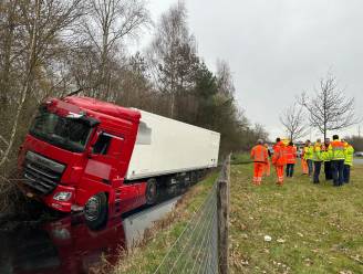 Vrachtwagen rijdt de sloot in langs de A2, afrit Boxtel-Noord nog uren dicht
