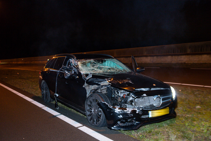 Bestuurder auto gewond na botsing met vrachtwagen in Tilburg.