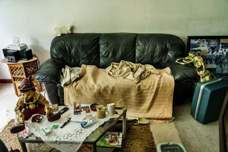 Een oudere dame slaapt in de zetel omdat haar matras helemaal kapot is.  Beeld © Eric de Mildt