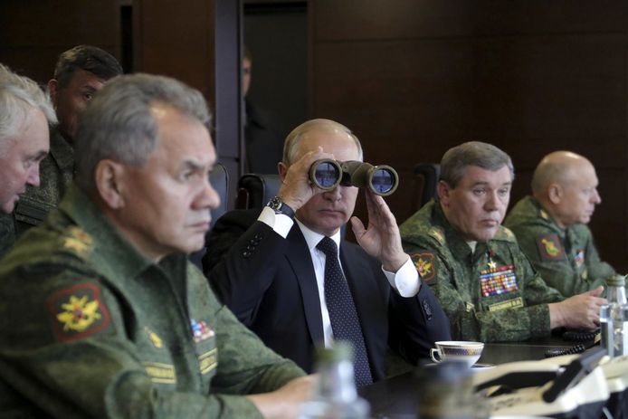 Russisch president Vladimir Poetin en zijn minister van Defensie (links op de foto) op de eerste rij tijdens militaire oefeningen in september.
