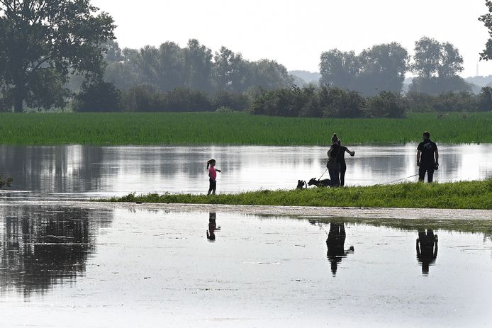 Hoogwater, zoals hier bij Boxmeer, kan mooi zijn. Voor sommige mensen was de overlast minder mooi. Zij moesten hele dijken om hun huis aanleggen.