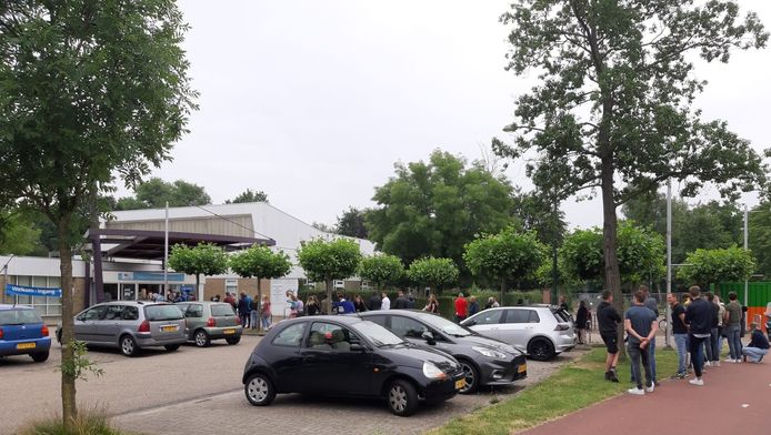 Lange rij bij testlocatie Oisterwijk.
