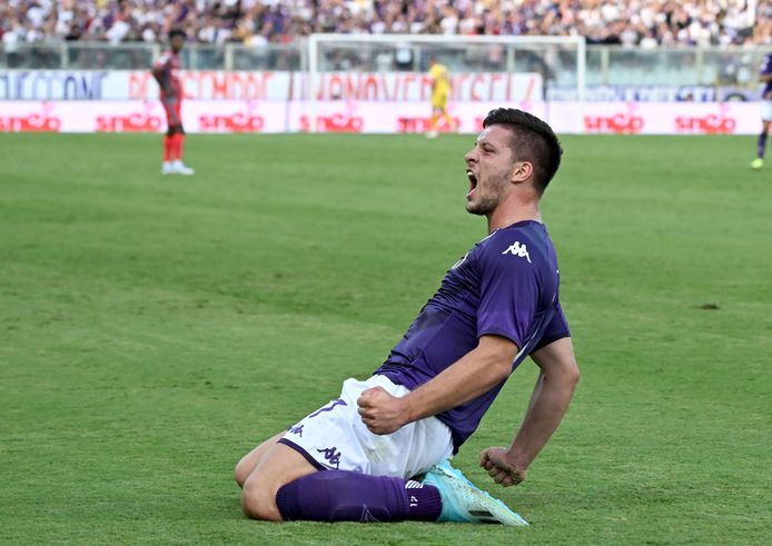Luka Jovic gaat uit zijn dak na zijn treffer voor Fiorentina.