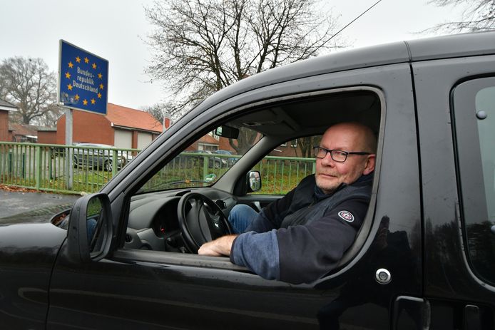 Jeroen Heideman heeft zijn vriendin al weken niet gezien. Zij woont in Twist in Duitsland, hij in Oldenzaal. De Duitse regels staan bezoekjes toe, maar volgens de Nederlandse regels zou Heideman in quarantaine moeten na terugkomst.