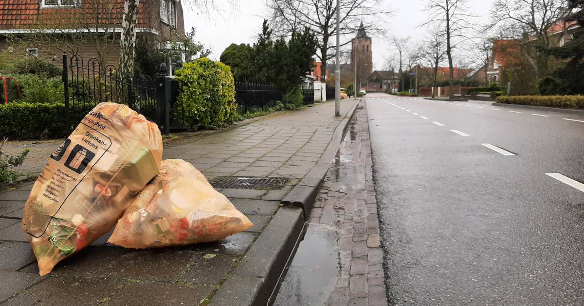 credit lont calorie De oranje zak met plastic aan de weg bevalt in Reimerswaal | Reimerswaal |  AD.nl