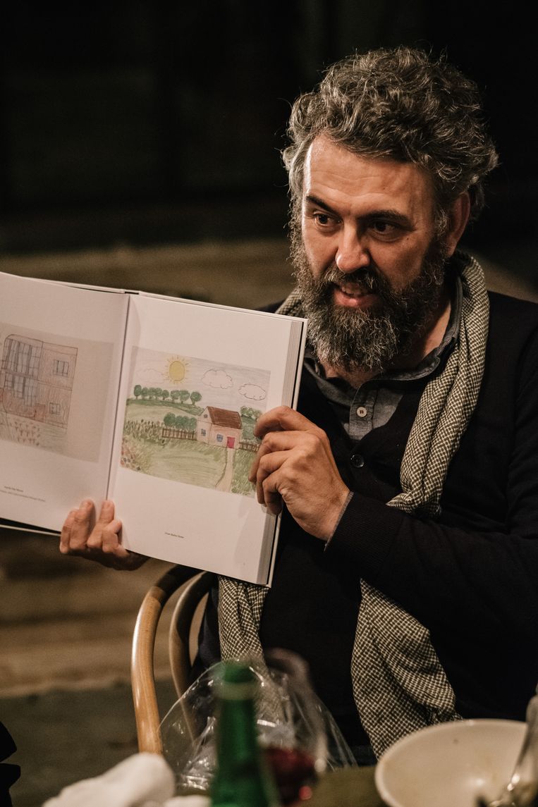 Philippe Van Cauteren toont trots zijn boek met tekeningen van vluchtelingen. Beeld Wouter Van Vooren