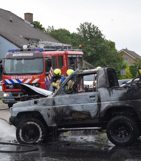 Auto volledig uitgebrand in Brouwershaven, politie doet onderzoek naar de oorzaak