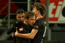 Mats Wieffer (rechts) en Reuven Niemeijer (midden) zijn blij met een goal.