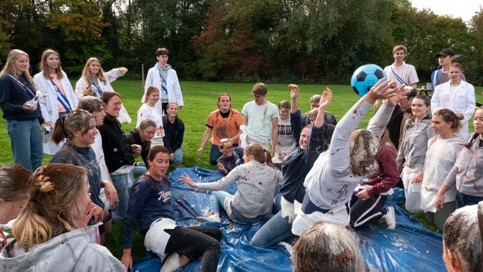 IN BEELD. Kortrijkse studentendoop heeft veel weg van ‘vuile ...