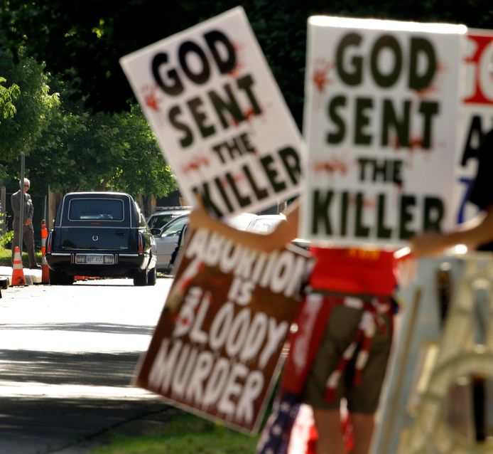 Het protest bij de begrafenis van George Tiller, die werd vermoord door een pro-life extremist omdat hij abortussen uitvoerde bij zijn patiënten.