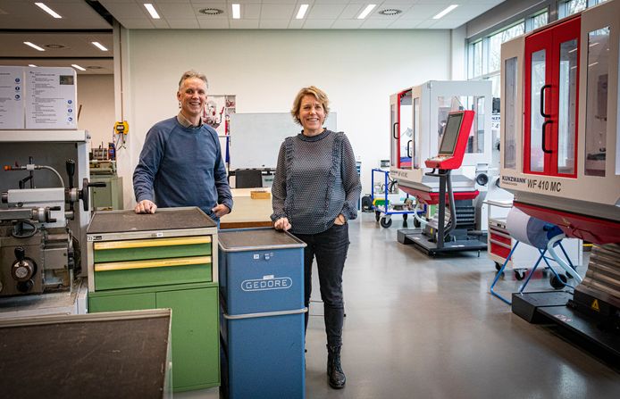 Henk Versluis en Simone van der Velde zijn ‘matcher'. Zij zorgen ervoor dat de geschikte werknemers van bedrijven als tijdelijke docent werken op scholen in de Brainportregio.