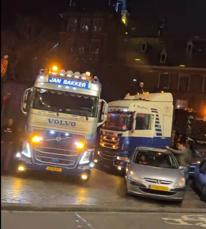 Des camions sont arrivés devant le Binnenhof à La Haye, aux Pays-Bas.