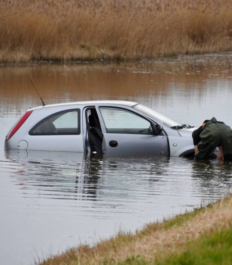 Auto belandt in watergang naast A58 Goes