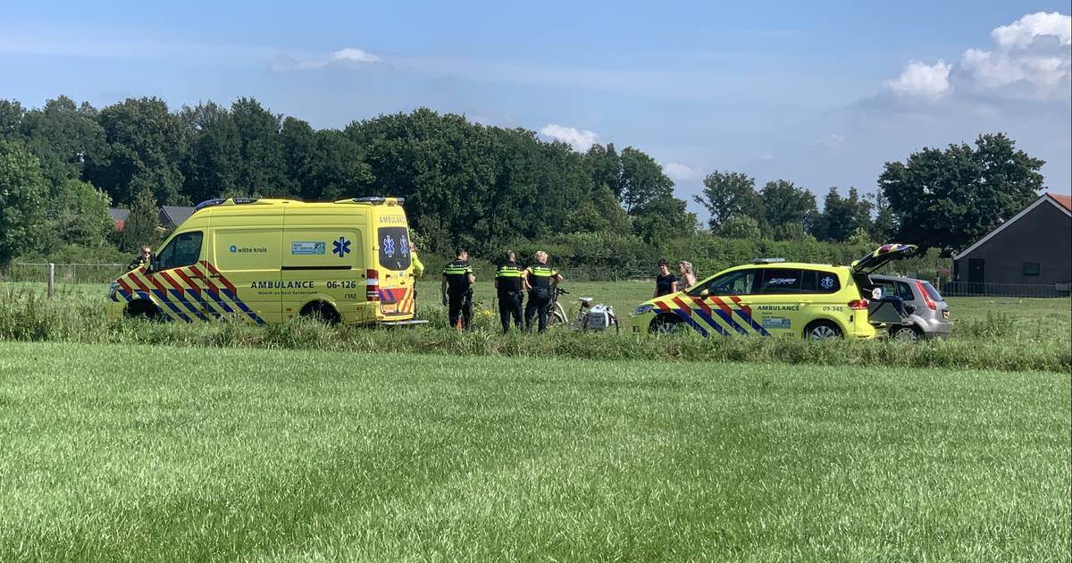 Ernstig ongeluk in Renswoude: twee fietsers gewond, traumaheli landt in weiland.