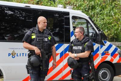 Agenten met mitrailleur bewaken drugslab Overasselt tijdens ontmanteling