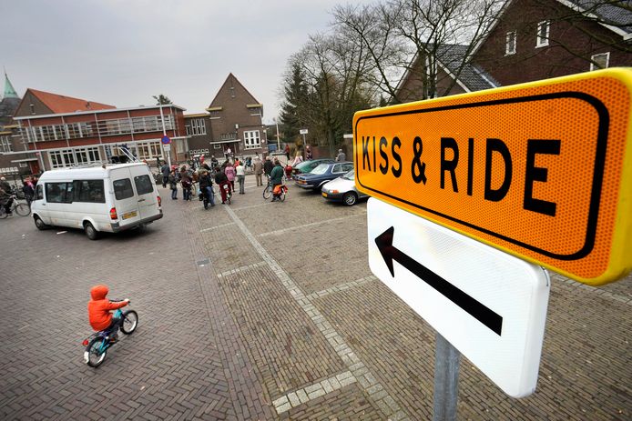 Overal bij scholen zijn kiss&ride of zoen-en-zoefzones. Die bij Villa Vlinderhof in Waalwijk zou voor verbetering vatbaar zijn.
