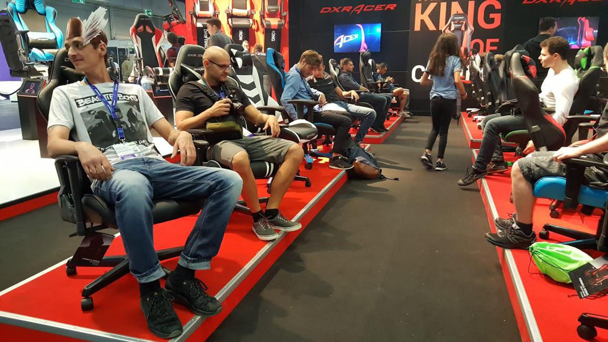 Bezoekers Gamescom testen stoelen speciaal ontworpen voor gamers. Beeld Max Buit
