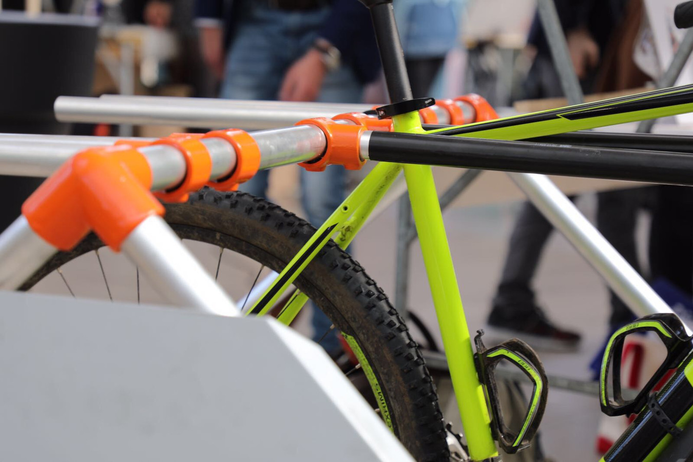 slaaf vuurwerk Dekbed Speciaal fietsenrek voor gekoesterde mountainbike | Foto | ed.nl