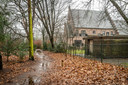 Natuurlijk loopt het pad langs museum de Wieger, dat zo verbonden is aan de familie Wiegersma en het geboortehuis is van Friso die het pad vereeuwigde met Het Dorp.