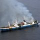 Brandende vissersboot dobbert stuurloos rond voor kust van Antartica