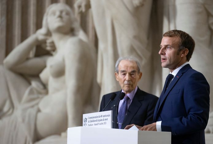 De Franse president Emmanuel Macron (rechts) en de oud-minister van Justitie Robert Badinter (links) tijdens een plechtigheid voor de 40e verjaardag van de afschaffing in Frankrijk.