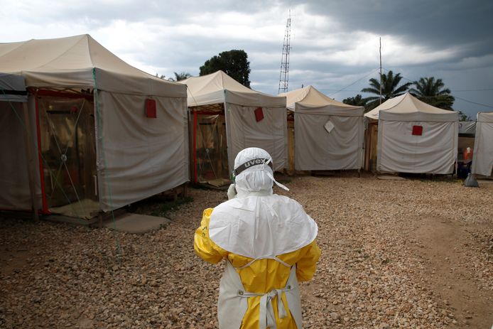 Een medewerker in het behandelingscentrum voor ebola in Beni, Congo.