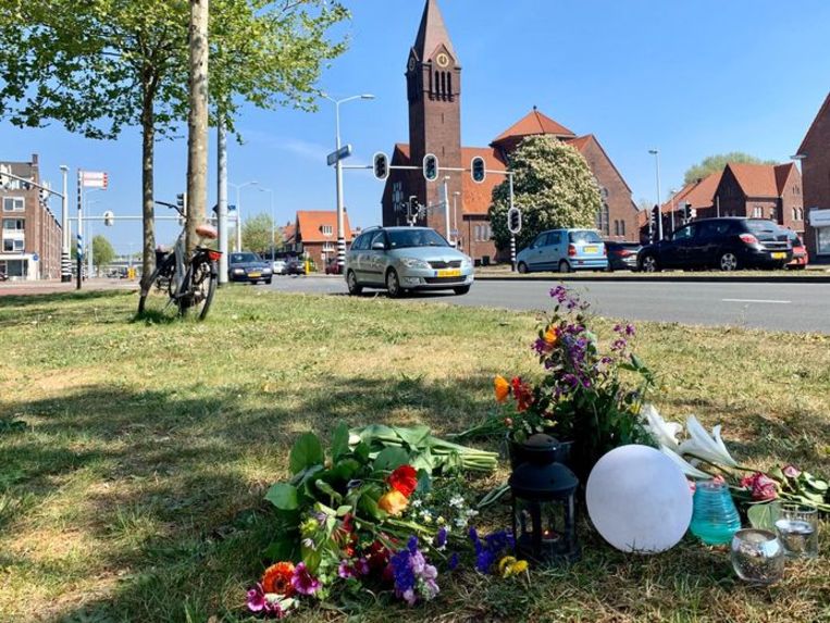 Bloemen op de Spinozaweg, ter nagedachtenis aan het slachtoffer van het dodelijke verkeersongeluk. Beeld AD