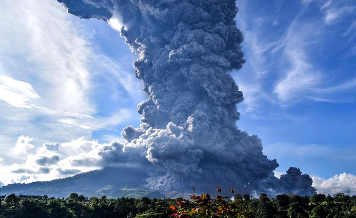 De vulkaan Sinabung op het Indonesische eiland spuwt een enorme aswolk uit na een uitbarsting eerder vandaag.