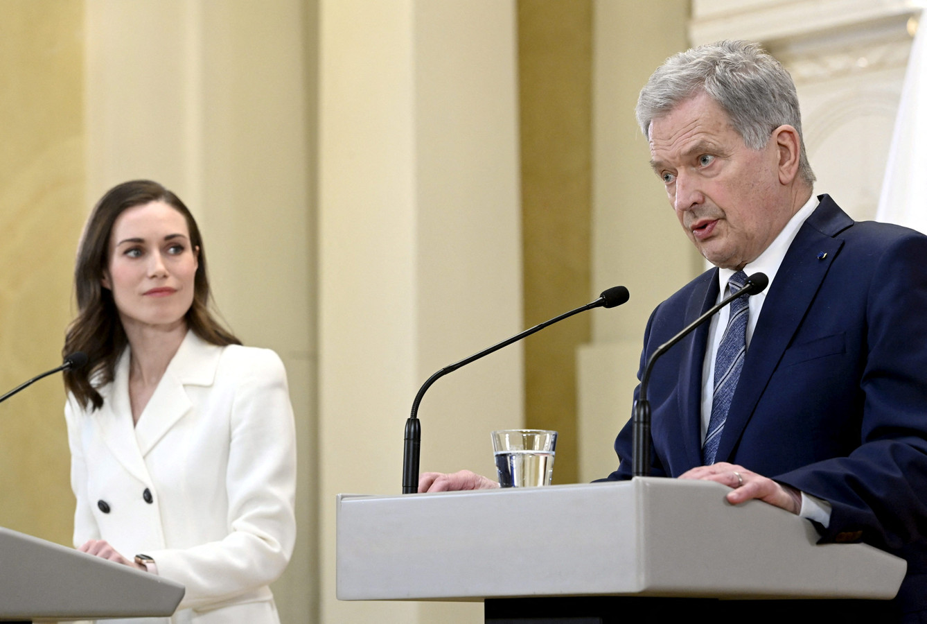 Premier Sanna Marin en president Sauli Niinistö tijdens hun gezamenlijke persconferentie in Helsinki.