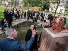 Hengeloër geeft Enschedees park gestolen kunstwerk terug, nu van hufterproof beton
