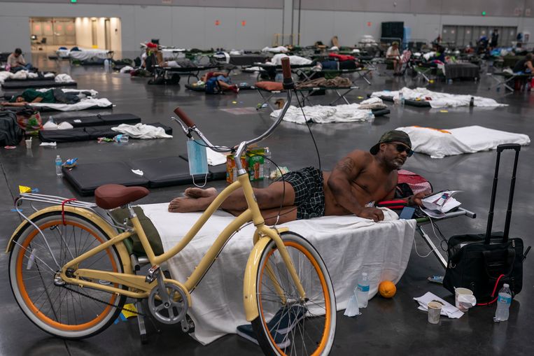 Un centro di raffreddamento nella Portland Convention Hall, dove i residenti possono ripararsi dal caldo.  Getty Images 