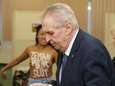 "Zeman is de hoer van Poetin": topless vrouw stormt op Tsjechische president af