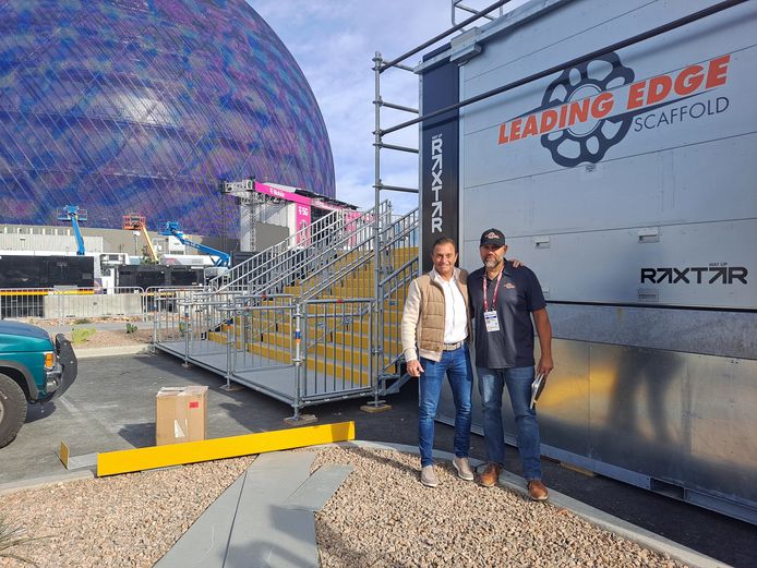 Directeur Pascal Matheeuwsen (links) van het Veldhovense bedrijf Raxtar met Matthew McMurry, directeur van het Amerikaanse steigerbouwbedrijf Leading Edge Scaffold op het circuit in Las Vegas waar het Veldhovense bedrijf liften levert voor de Formule 1.