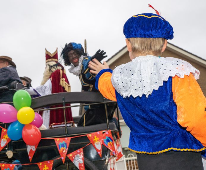 In Enter werd de route van de intocht verlengd, omdat een geplande ontmoeting van de kinderen met de Sint niet doorging.