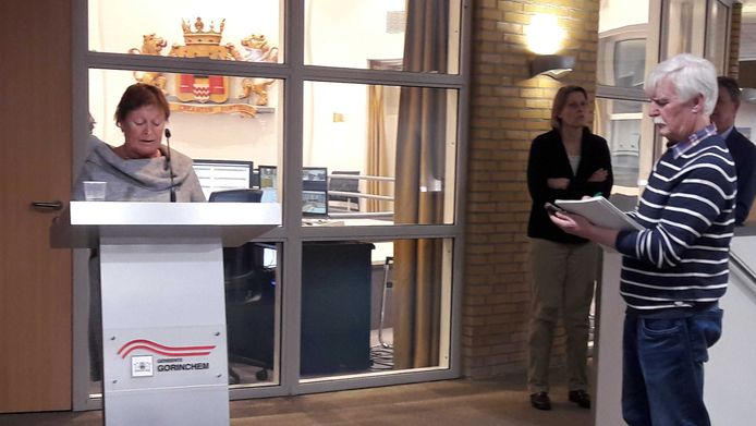 Tanja van der Ploeg, voorzitter van de landelijke stichting Belangengroepering Tabak Mag, spreekt in op het stadhuis van Gorinchem. De raadsgriffier maakt aantekeningen.