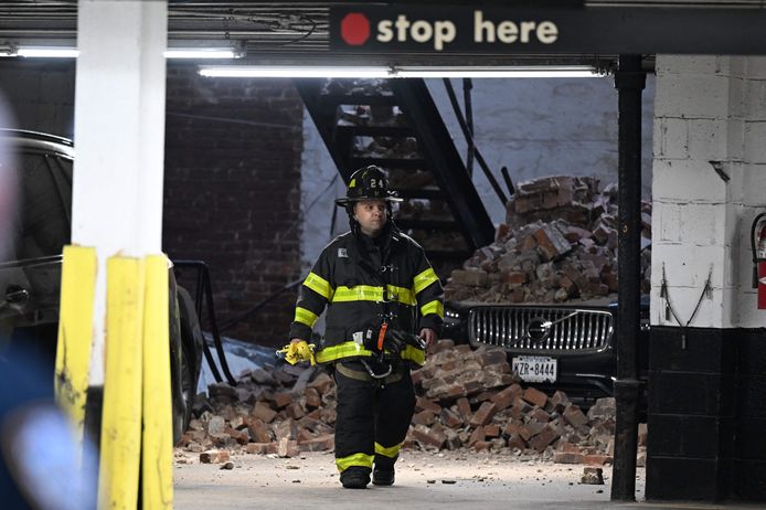 Een brandweerman in de bezweken parking in Manhattan. (18/04/23)